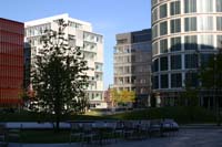 Bros und leere Pltze dominieren die Hafencity nach wie vor. Hohe Brohuse = viel Schatten