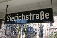warum hat er eigentlich immer wieder dieses Schild fotografiert